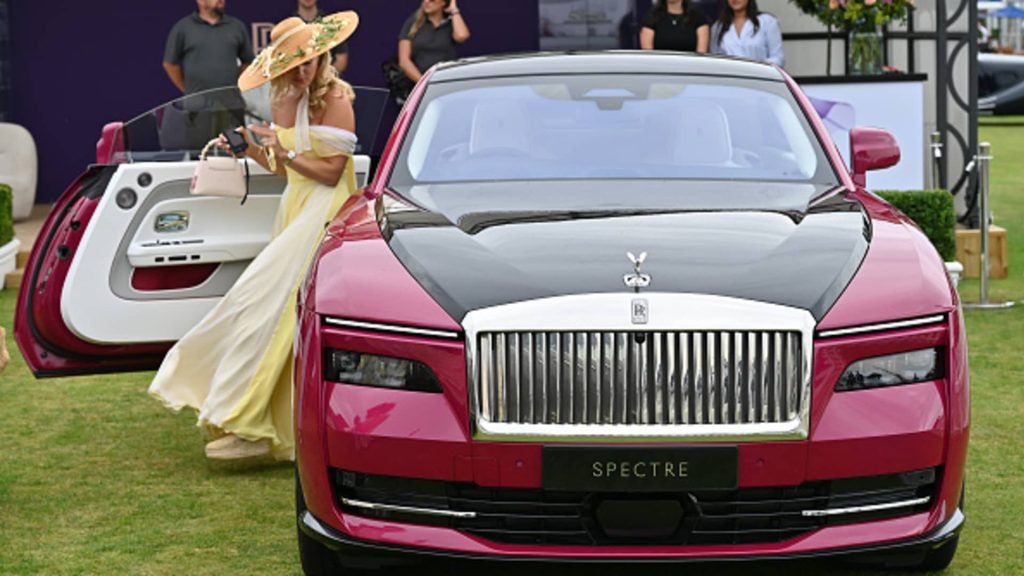 Rolls-Royce mengatakan super kaya memicu lonjakan permintaan akan model yang dipesan lebih dahulu