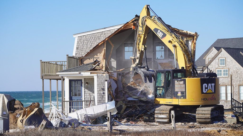 Rumah Nantucket yang terancam erosi pantai akan dibongkar