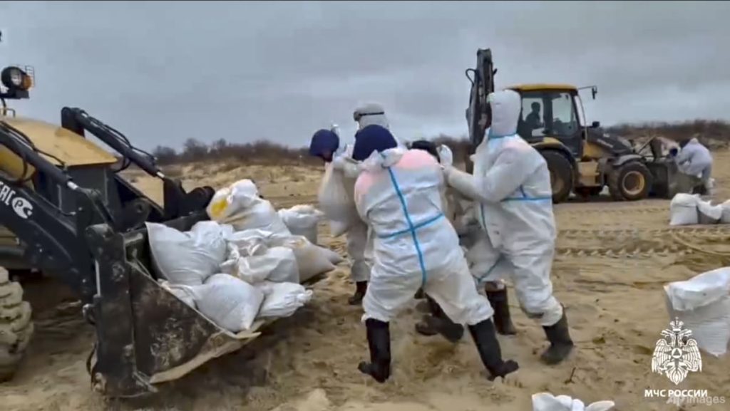 Rusia membersihkan pantai setelah tumpahan minyak di Laut Hitam dan mengumumkan keadaan darurat di Krimea