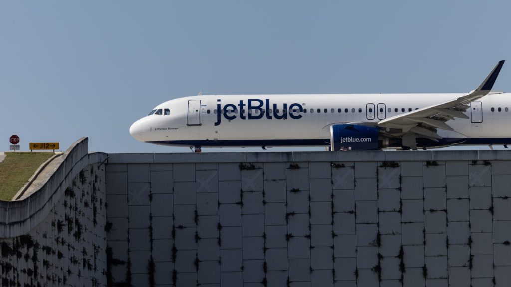 Saham JetBlue jatuh sekitar 20% setelah Outlook yang mengecewakan