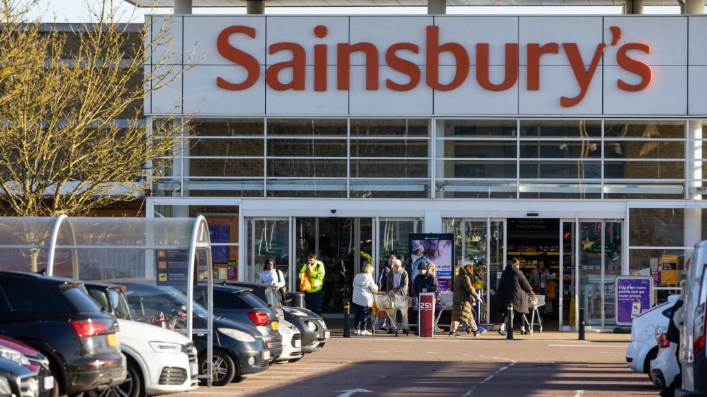 Sainsbury’s di Inggris akan mengurangi lebih dari 3.000 peran dalam upaya penghematan biaya