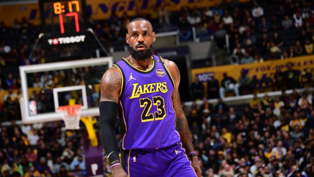 Saksikan LeBron James menjadi pemain kedua yang mencatatkan triple-double pada usia 40 tahun