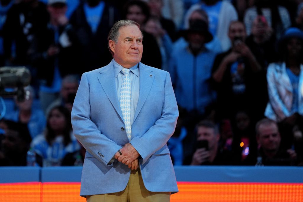 Sebulan setelah mengambil pekerjaan itu, Bill Belichick belum menandatangani kontraknya di North Carolina