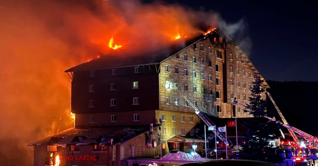 Sedikitnya 10 Orang Tewas dalam Kebakaran di Resor Ski di Turki