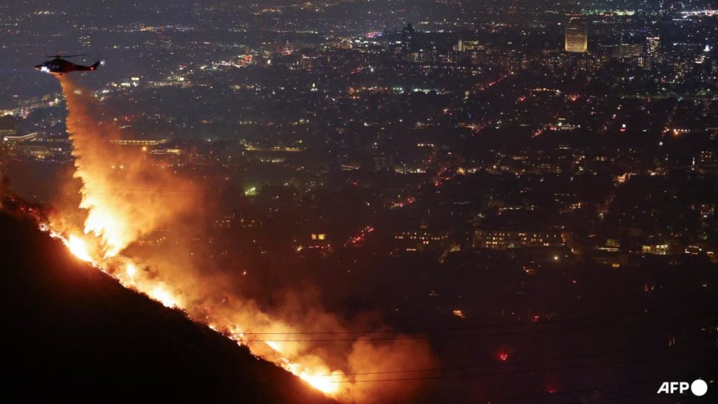 Selebriti melarikan diri dari kebakaran di Los Angeles, kehilangan rumah karena acara-acara Hollywood dibatalkan