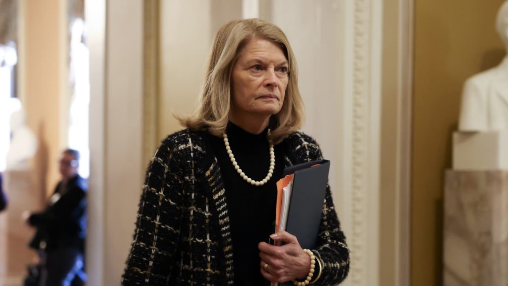 Senator Lisa Murkowski akan memberikan suara menentang Hegseth