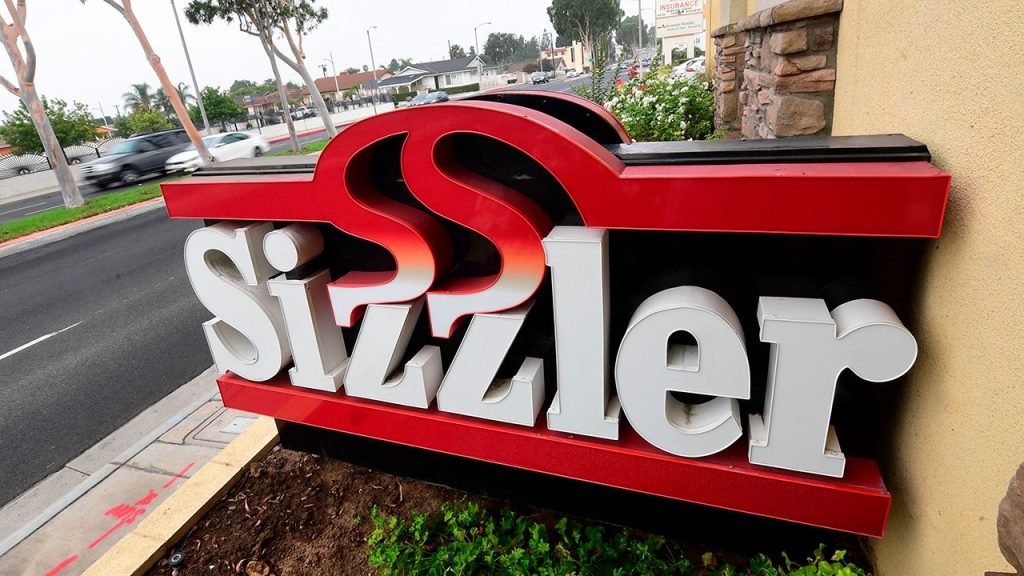 Sizzler menawarkan makanan gratis kepada korban kebakaran California, petugas tanggap di beberapa lokasi