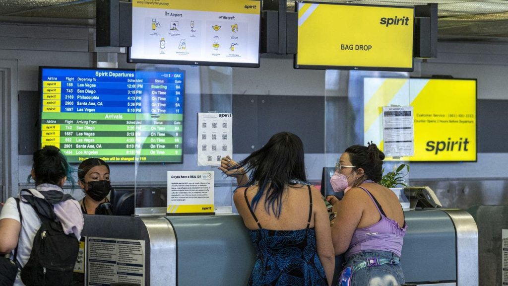 Spirit Airlines tidak mengizinkan penumpang dengan pakaian dan tato yang tidak pantas untuk terbang