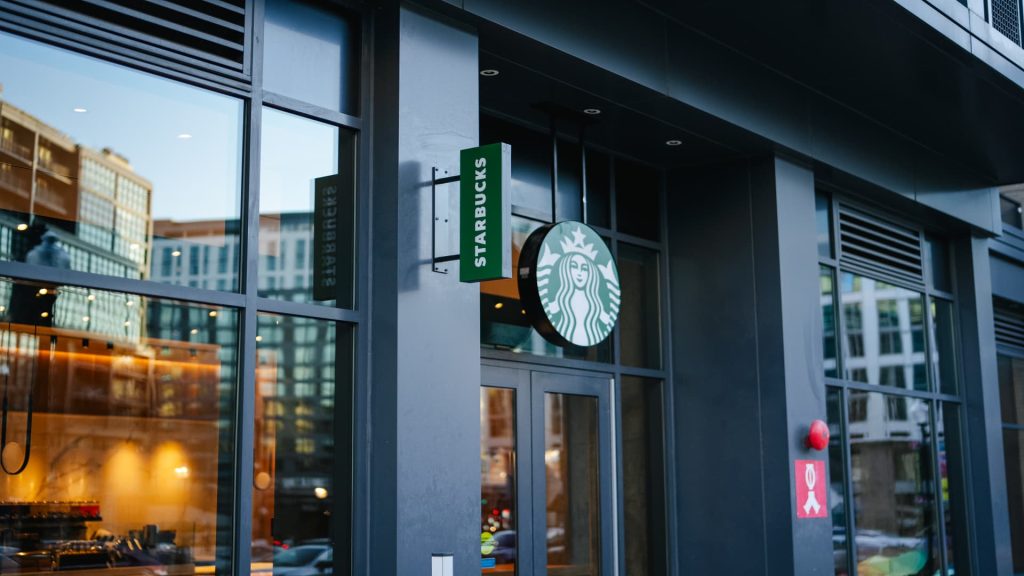 Starbucks akan memangkas pekerja sebagai bagian dari strategi perubahan haluan, kata CEO