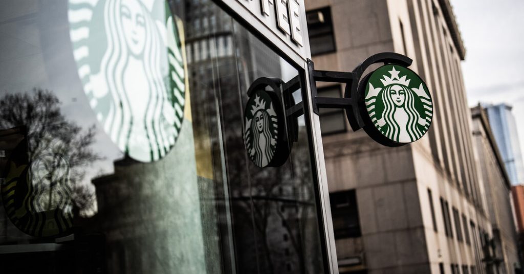 Starbucks melaporkan pendapatan yang lemah saat mencoba merayu pelanggan kembali