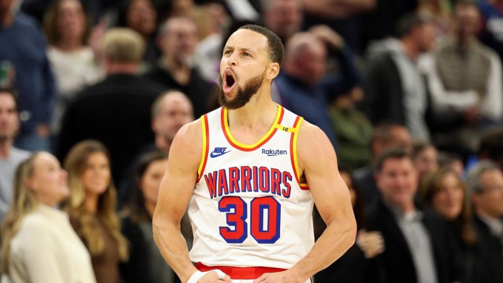 Stephen Curry membalas kritik online atas komentarnya mengenai pembicaraan perdagangan Warriors