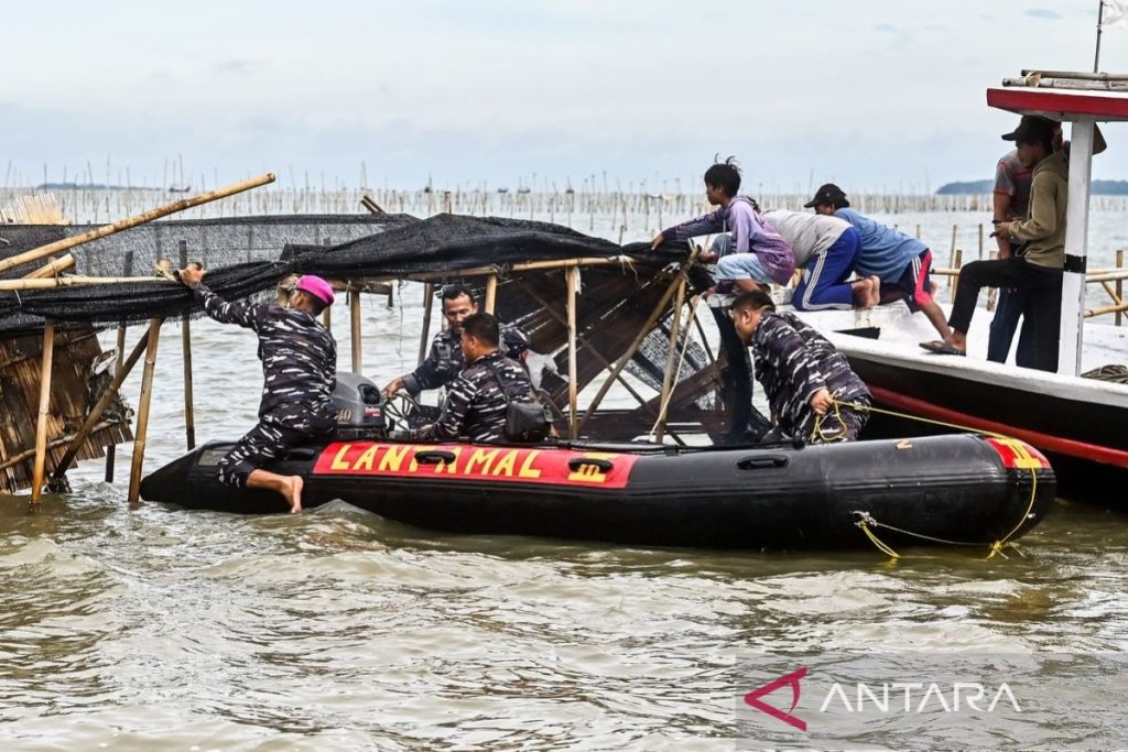 TNI Angkatan Laut mulai membongkar pagar laut ilegal di Tangerang