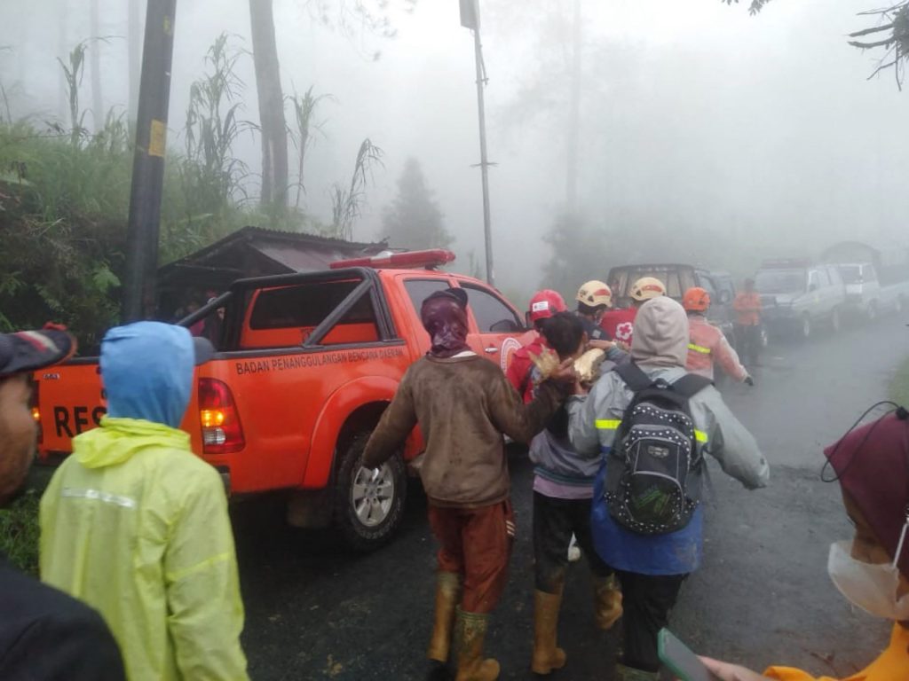 Tanah longsor dan banjir bandang menewaskan sedikitnya 16 orang di Indonesia | Berita