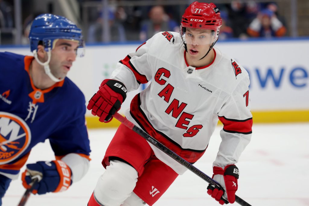 Taylor Hall Mantan Blackhawks Tenang, Tapi Tidak Terlihat dalam Debut Badai