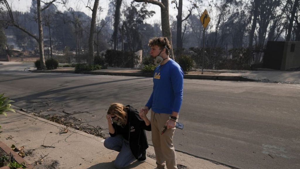 Tertegun dan menangis, Angelenos kembali dan menemukan rumah mereka telah hilang