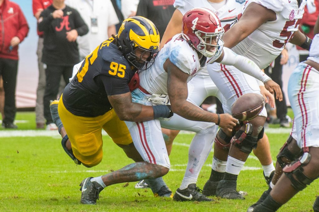 Tiga turnover kuartal pertama Alabama yang nomor 11 menghancurkan Crimson Tide dalam kekalahan ReliaQuest Bowl dari Michigan