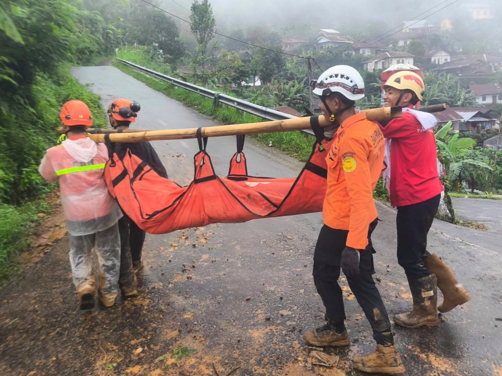 Tim penyelamat di Indonesia mencari korban selamat setelah tanah longsor menewaskan 19 orang di Jawa | Berita