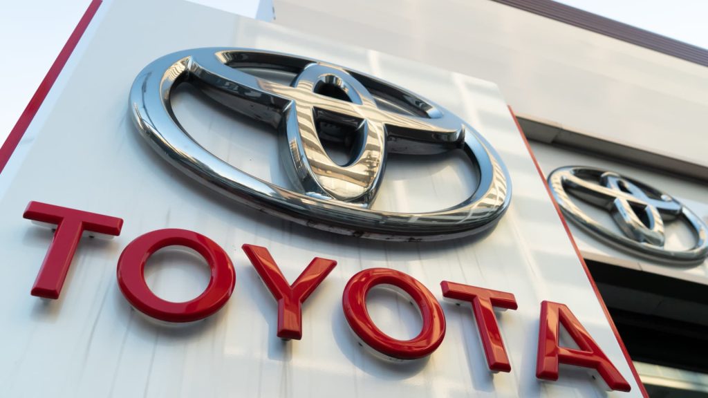 Toyota menjual 10,8 juta kendaraan pada tahun 2024, tetap menjadi pembuat mobil terlaris di dunia