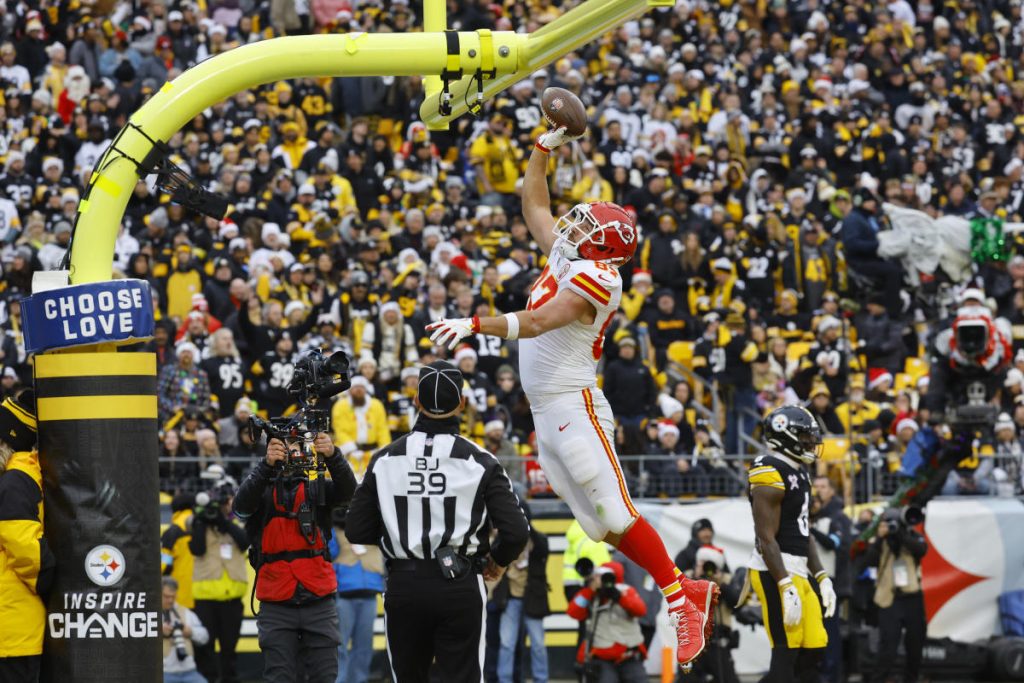 Travis Kelce didenda K oleh NFL karena memberikan penghormatan kepada Tony Gonzalez dengan dunk perayaan TD