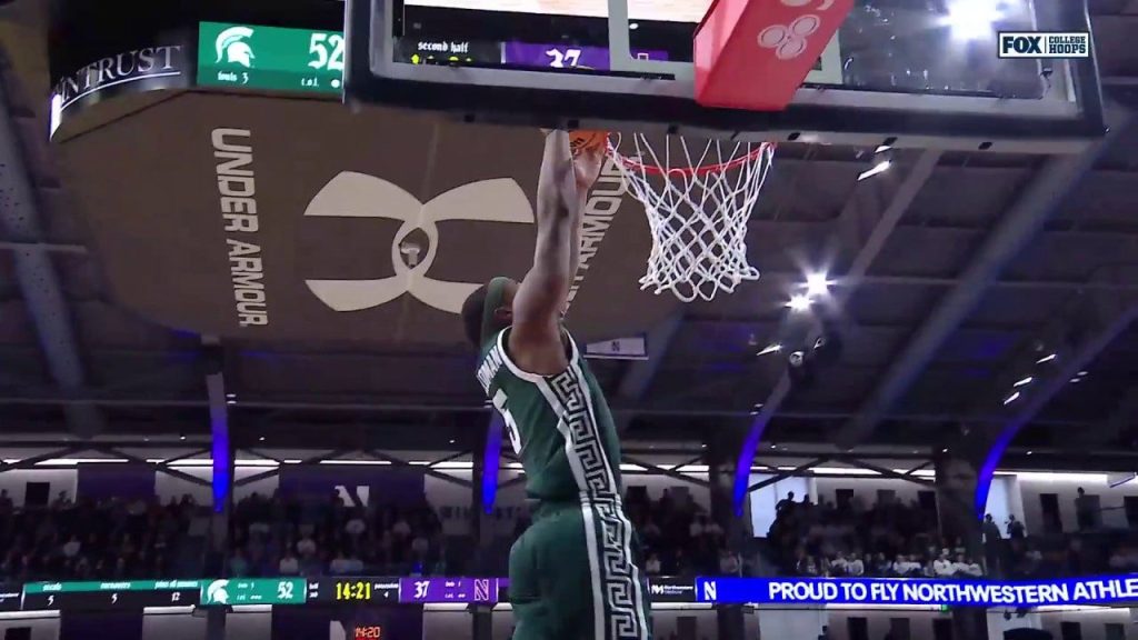 Tre Holloman dari Michigan State mencuri dan MELAKUKAN dunk dua tangan yang kejam vs.