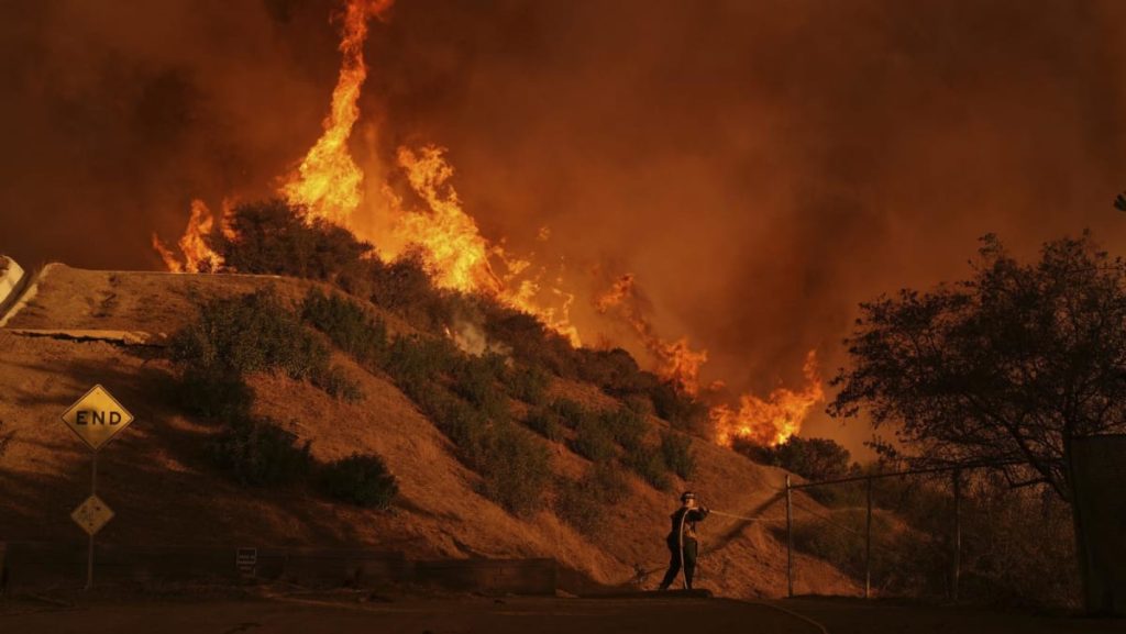 Trump menyebut para pemimpin California ‘tidak kompeten’ dalam merespons kebakaran