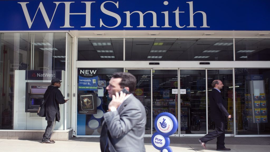 UK WH Smith mengatakan sedang mengeksplorasi potensi penjualan lengan jalanan