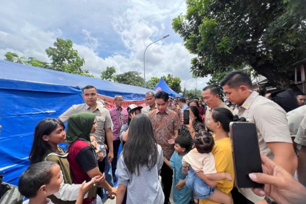 VP Gibran kunjungi korban kebakaran Kemayoran, bagikan bantuan