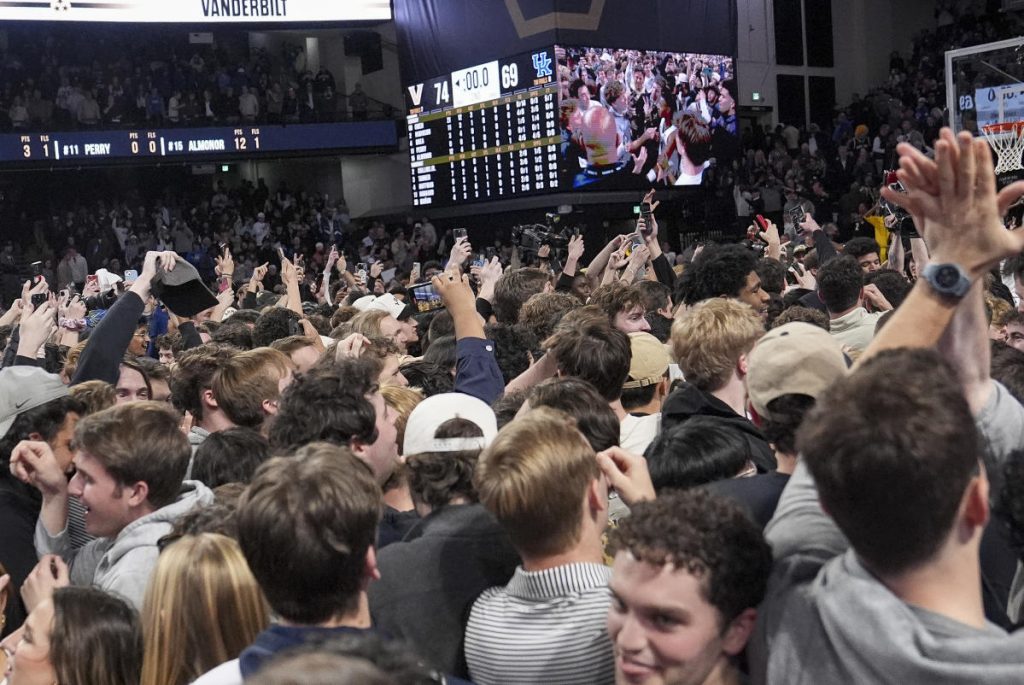 Vanderbilt Fans Storm Court setelah kesal No. 9 Kentucky, membuka sekolah menjadi denda $ 500rb untuk pelanggaran ketiga