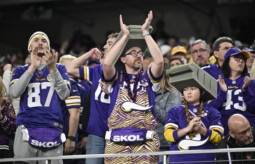 Viking menghabiskan hampir  juta untuk membeli tiket di Ford Field Detroit untuk pertandingan Minggu 18 vs