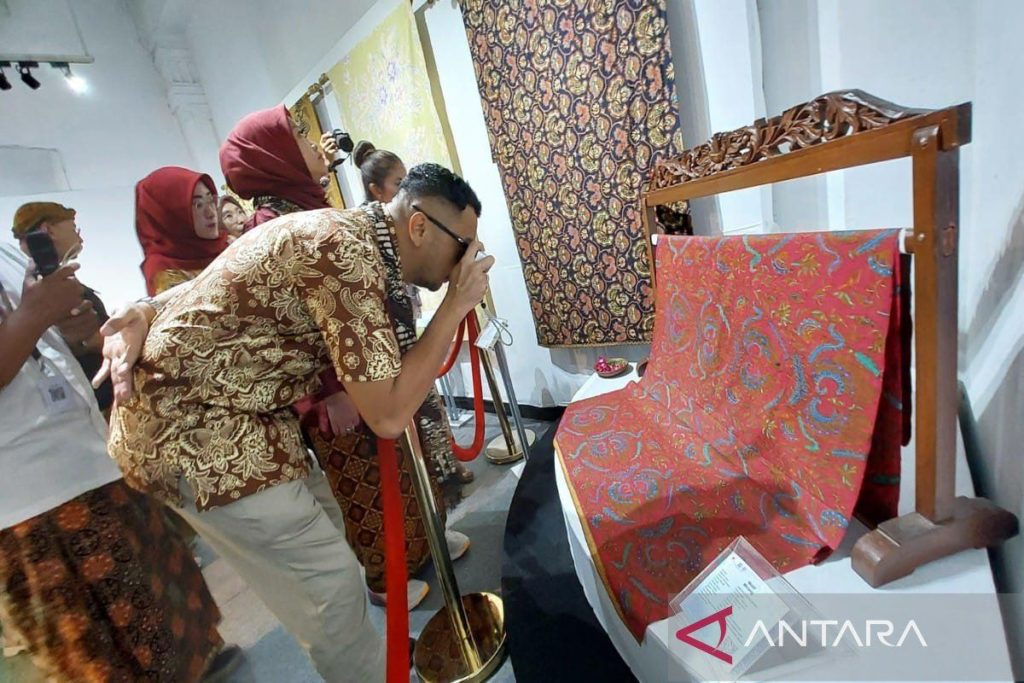 Wakil Menteri Ganesha meminta bantuan generasi muda untuk melestarikan batik