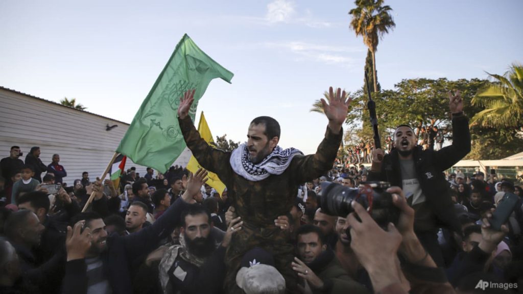 Warga Gaza yang tidak dapat kembali ke rumah harus menunggu lama untuk melintasi penghalang Israel