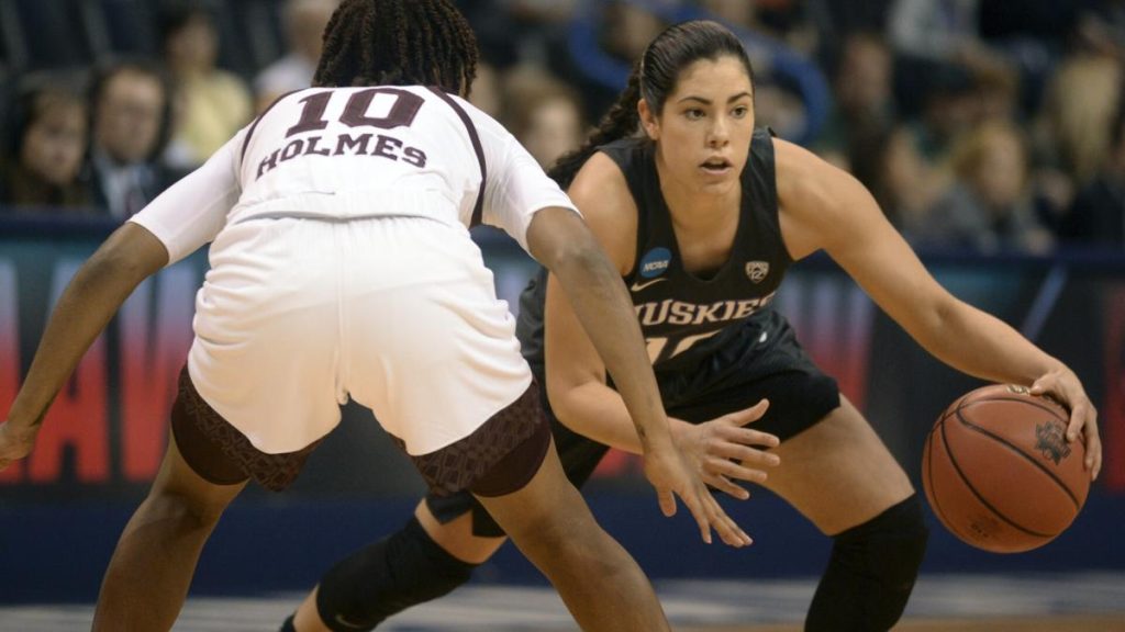 Washington menghentikan seragam wanita pertamanya, mengirimkan nomor 10 milik Kelsey Plum ke langit-langit