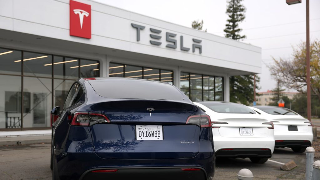 Wells Fargo berpegang pada pandangan negatif Tesla, melihat sahamnya anjlok hampir 70%