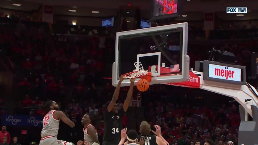 Xavier Booker melakukan dunk dua tangan yang ganas untuk memastikan kemenangan 69-62 Michigan State atas Ohio State