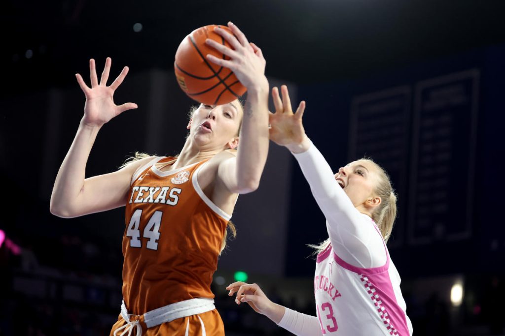 3 Texas dengan mudah mengirim No. 8 Kentucky dalam kemenangan 67-49 di Lexington