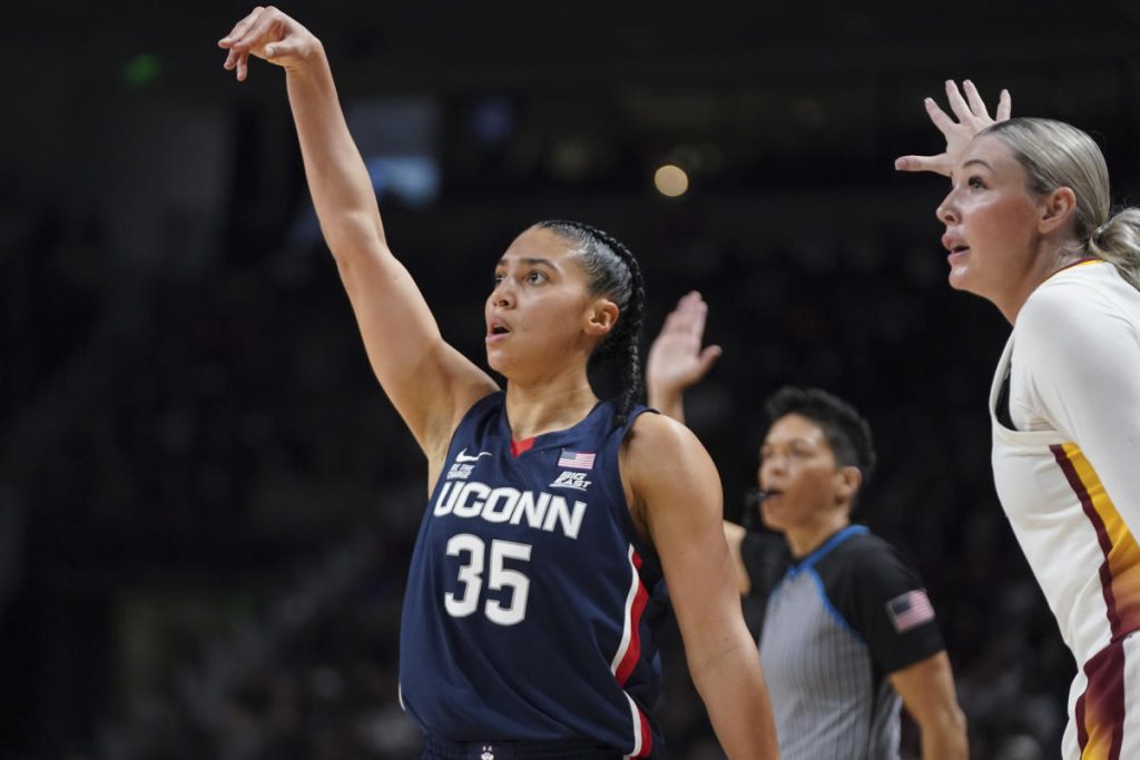 7 UConn Stuns No. 4 South Carolina di 87-58 Blowout, Breaking Gamecocks ’71-game Home Win Streak