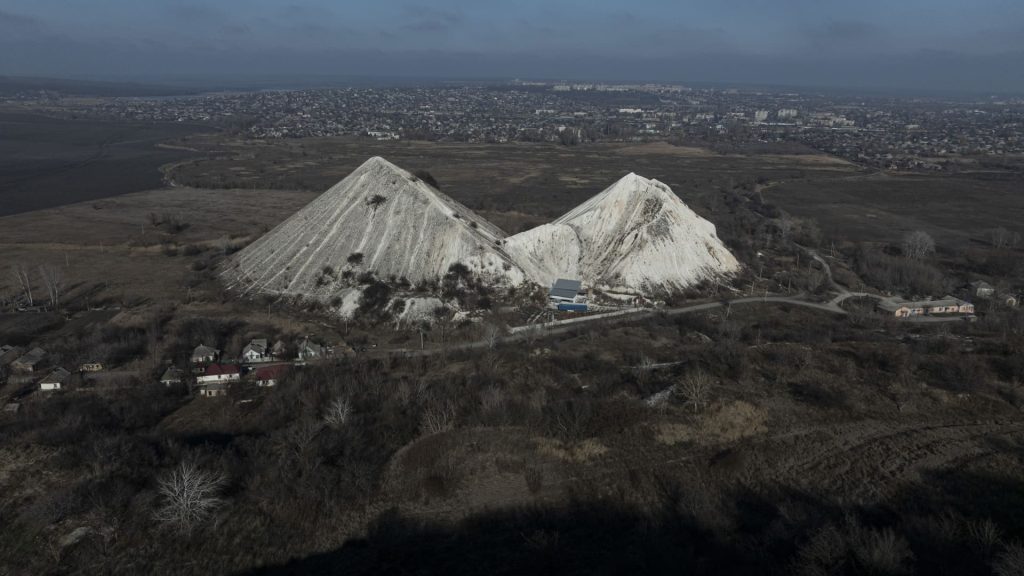 AS mengirim kesepakatan Mineral Ukraina, hampir tidak menawarkan apa pun sebagai imbalan