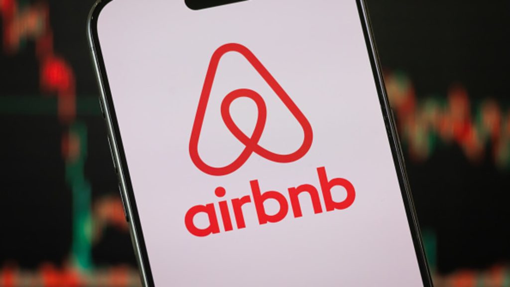 Airbnb mendapat peningkatan dari Baird setelah memposting pendapatan yang kuat