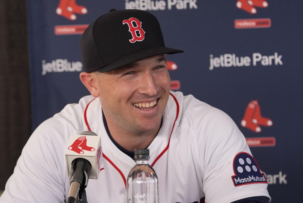 Alex Bregman secara resmi diperkenalkan oleh Red Sox, Alex Cora tidak akan berkomitmen pada posisi yang akan dia mainkan