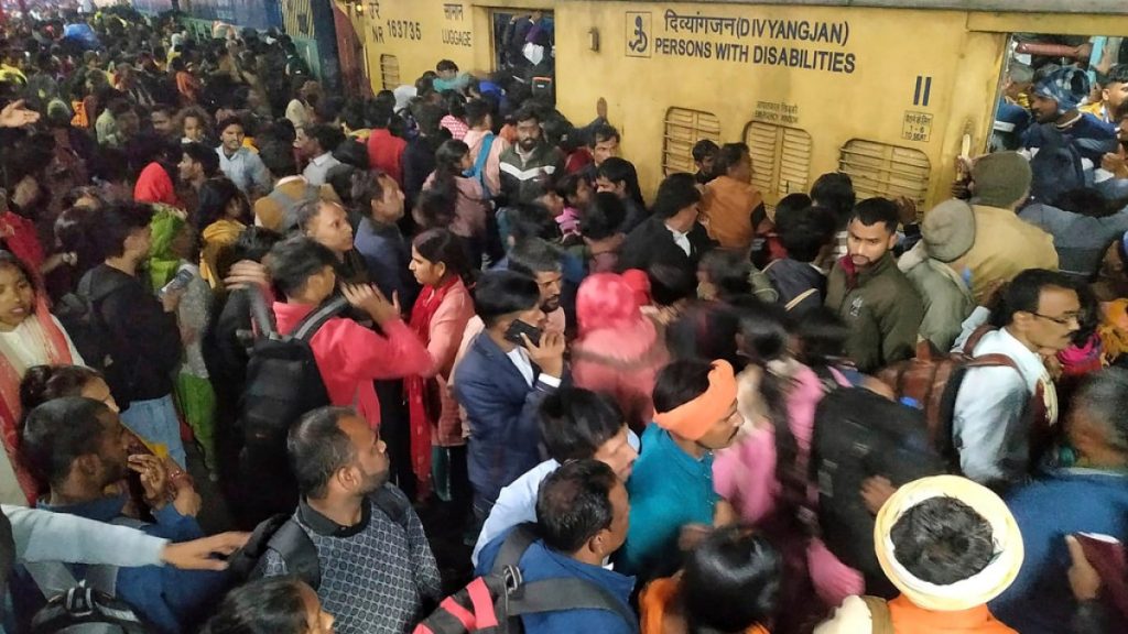 Anak -anak di antara 15 tewas di Crush di Stasiun Kereta New Delhi di India | Berita transportasi