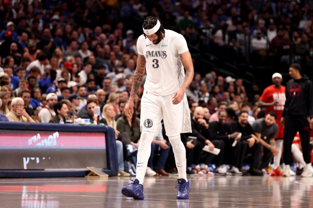 Anthony Davis dilaporkan keluar beberapa minggu dengan cedera adduktor dari debut Mavericks