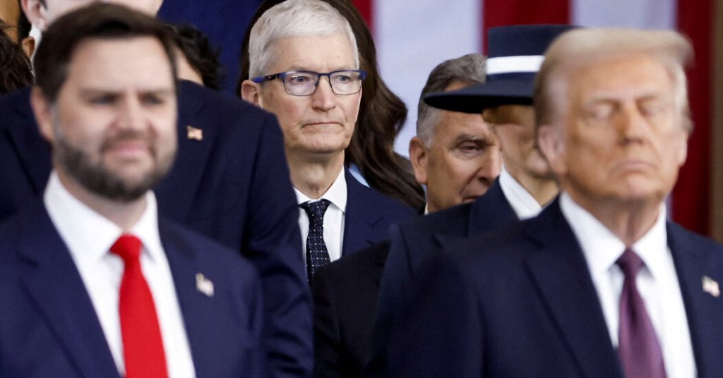 Apple untuk menginvestasikan $ 500 miliar di AS saat tarif Trump tampak