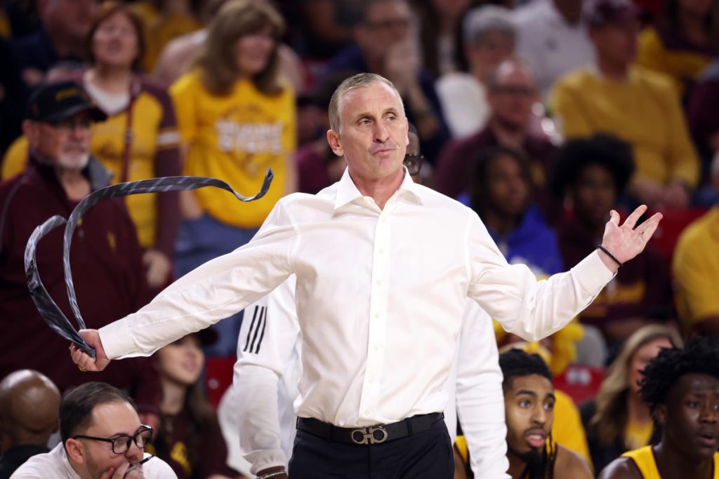 Arizona’s Caleb Love Ejected, pelatih ASU Bobby Hurley kehilangan dasi dan menarik tim keluar dari pengadilan dalam permainan persaingan panas