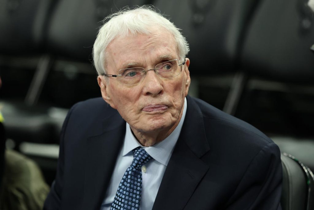 Aula Basket Famer Hubie Brown Memanggil pertandingan NBA terakhirnya pada usia 91 tahun