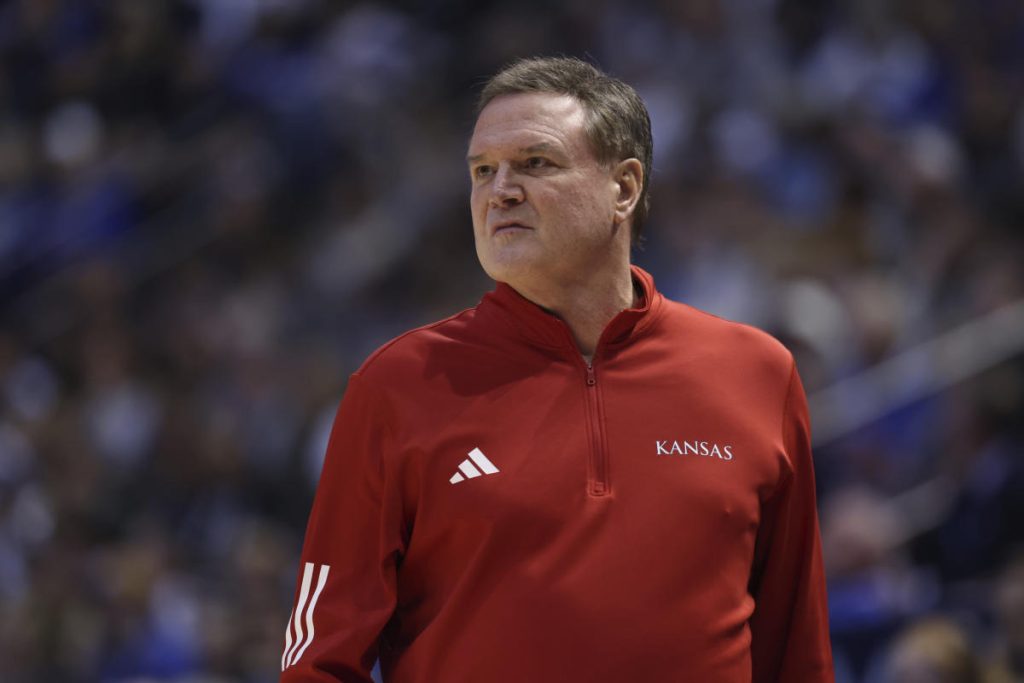 BYU Rolls Atas Kansas No. 23 dalam kemenangan ledakan bersejarah, salah satu yang terburuk di era Bill Self