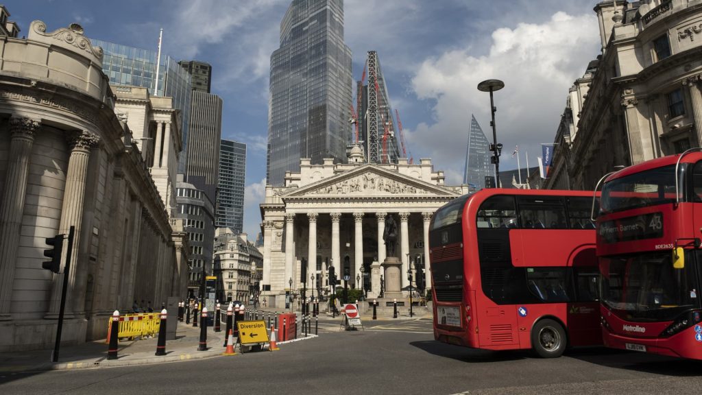 Bank of England memulai kembali pelonggaran moneter, memotong tingkat kunci menjadi 4,5%