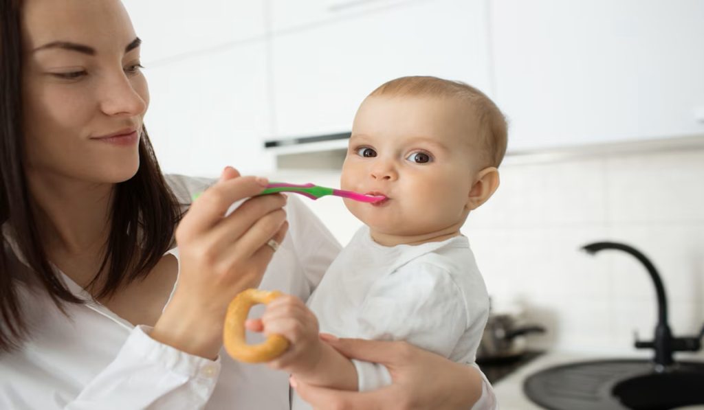 Bayi Anda Baru Mulai Dapat Mpasi Tujuh Hingga Delapan Suap Masih Normal