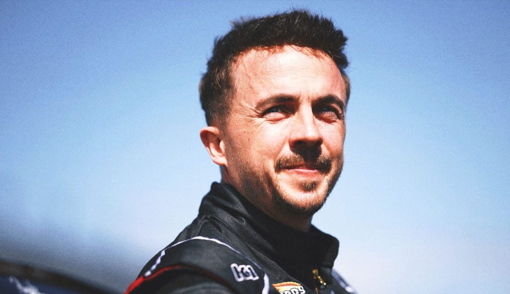 Bintang ‘Malcolm in the Middle’ Frankie Muniz merayakan finish daytona yang kuat