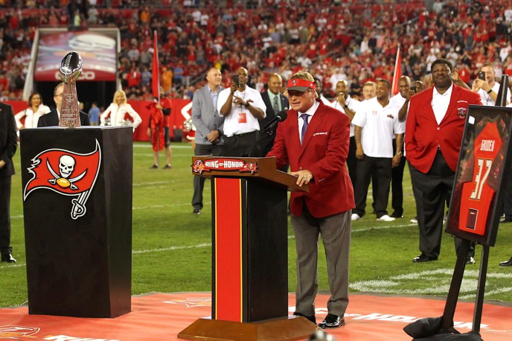 Buccaneers untuk mengembalikan Jon Gruden di Ring of Honor, 3 tahun setelah melepasnya karena perilaku fanatik