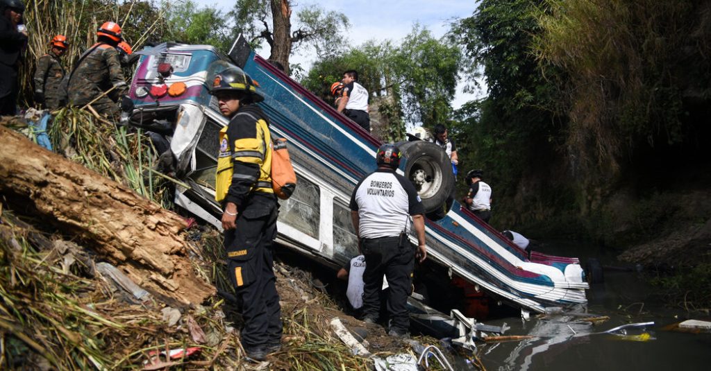 Bus terjun dari jembatan di Kota Guatemala, menewaskan sedikitnya 53